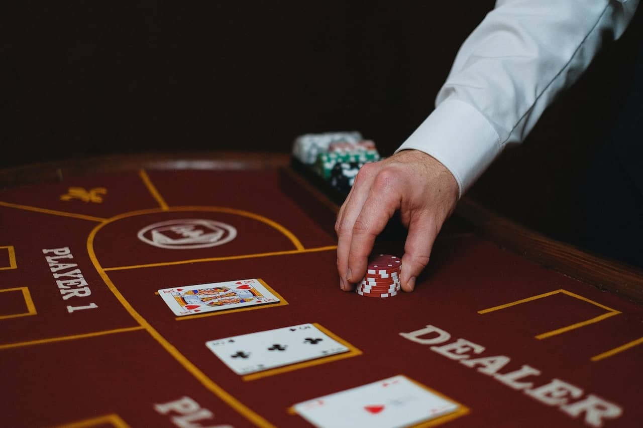 Psicologia della ricompensa nei casinò online: come i piccoli successi mantengono l’attenzione dei giocatori
